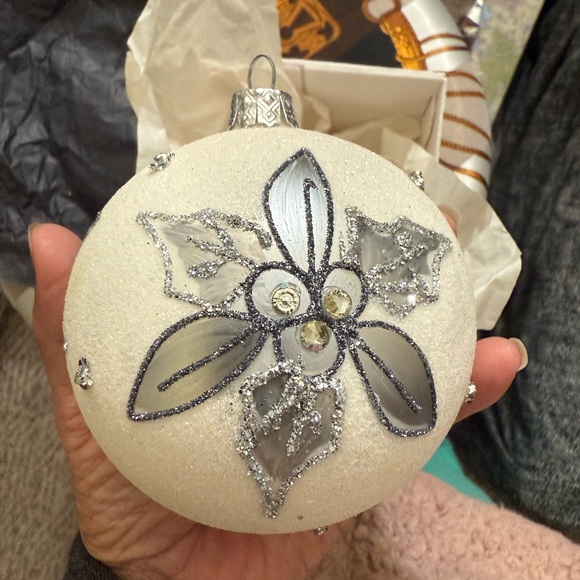 EUROPEAN Hand Crafted Glass Christmas ornaments. White and gray Made in Poland. - Picture 5 of 7